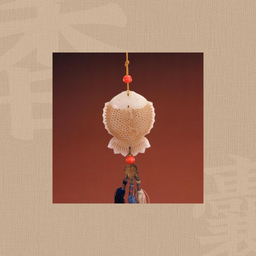 故宫 白玉镂雕双鱼式香囊.png